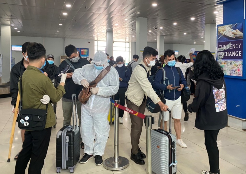 Giám sát, chặn dịch COVID-19 ở sân bay Phú Bài