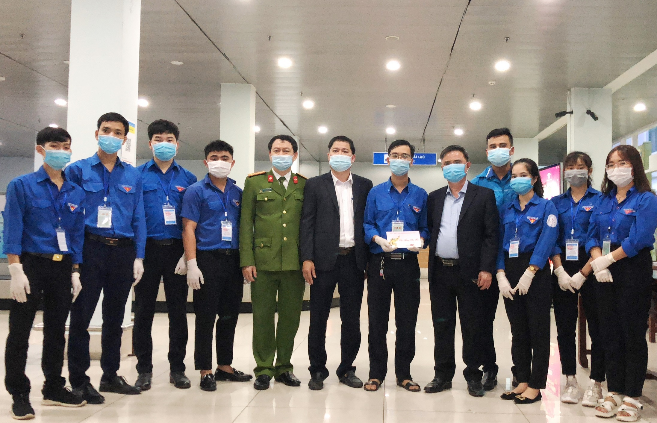 Động viên lực lượng trực chiến tại chốt kiểm soát y tế sân bay Phú Bài