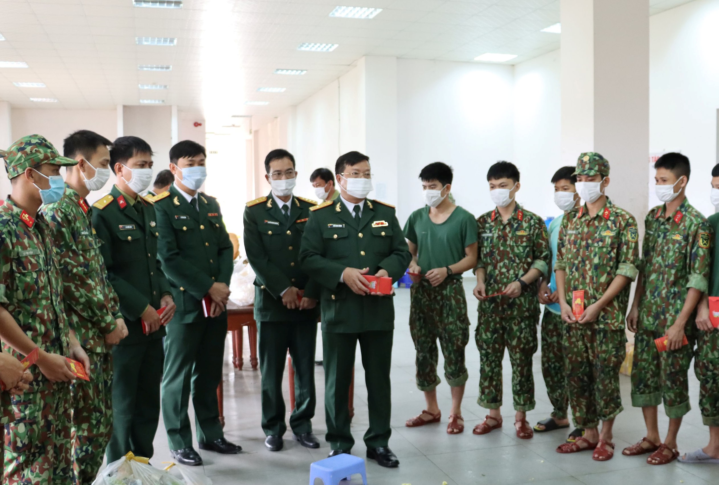 Động viên cán bộ, chiến sĩ phục vụ tại khu cách ly