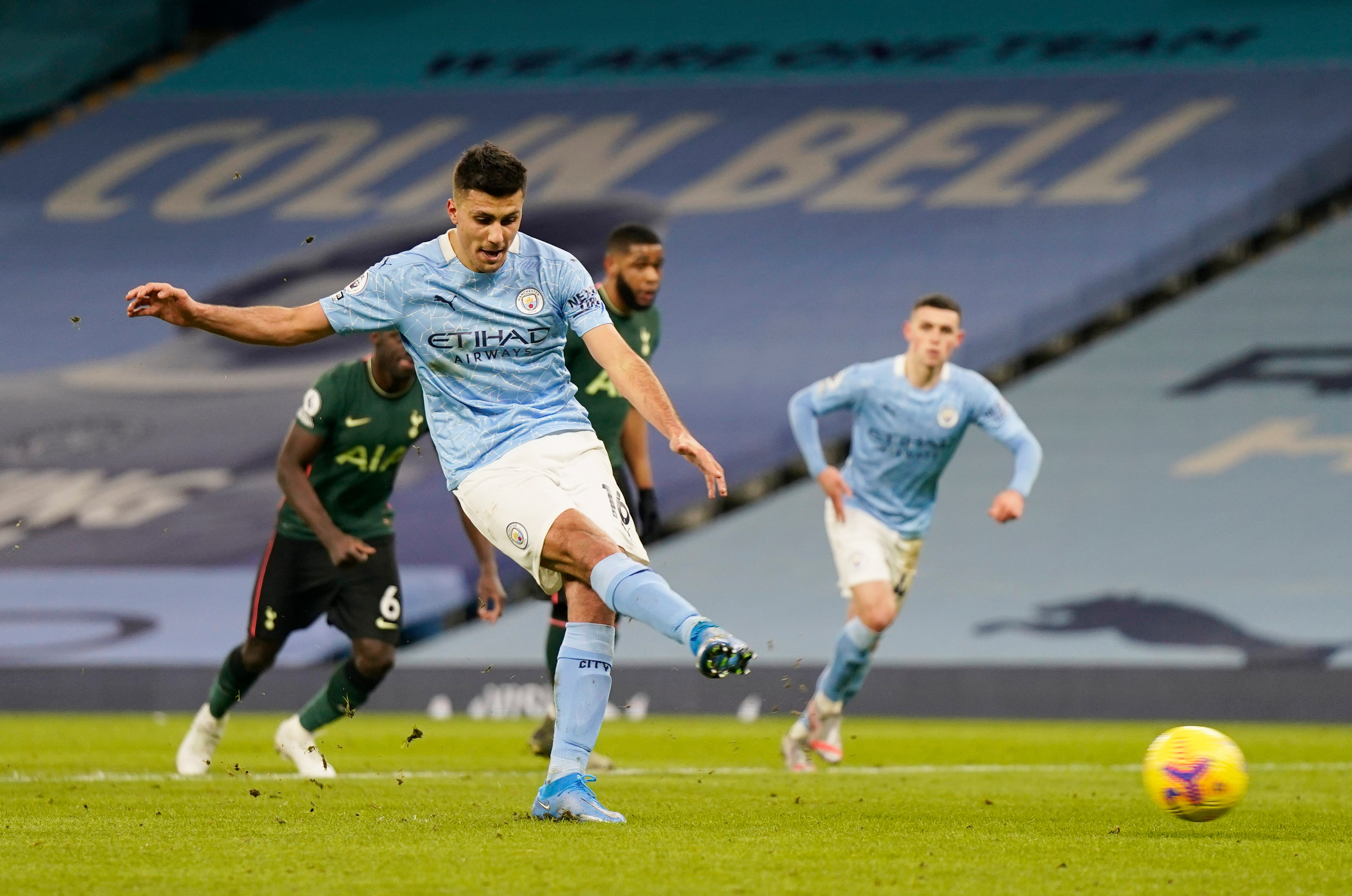 Guendogan tiếp tục thăng hoa, City băng băng về đích