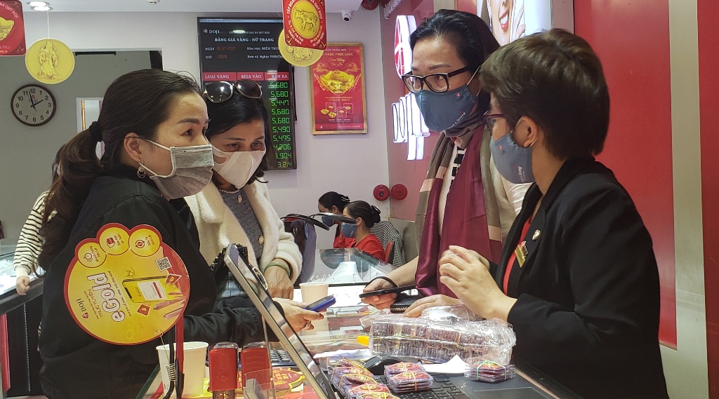 Mua bán vàng online “rộng cửa” trong ngày Thần Tài