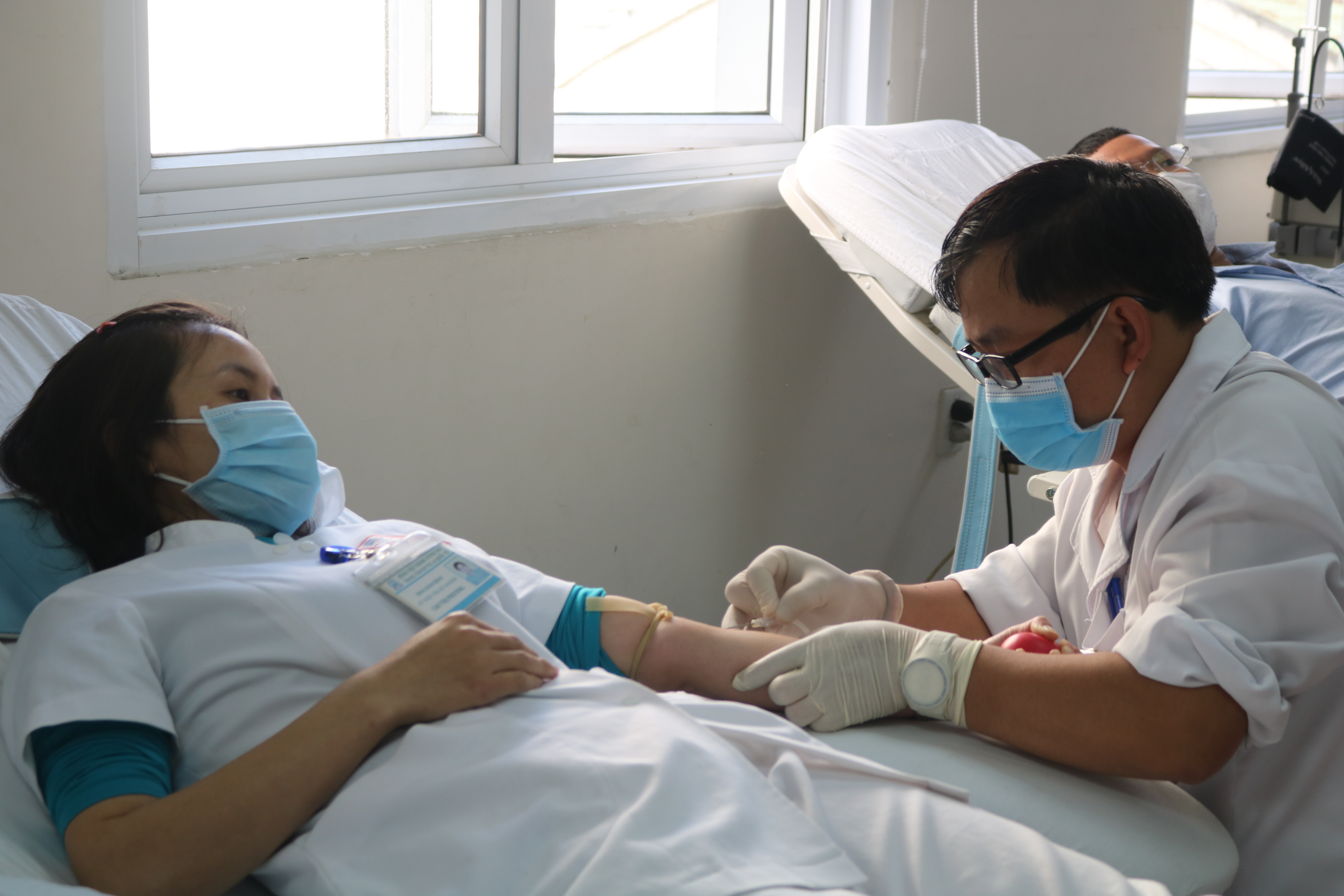 “Blouse trắng - Trái tim hồng”