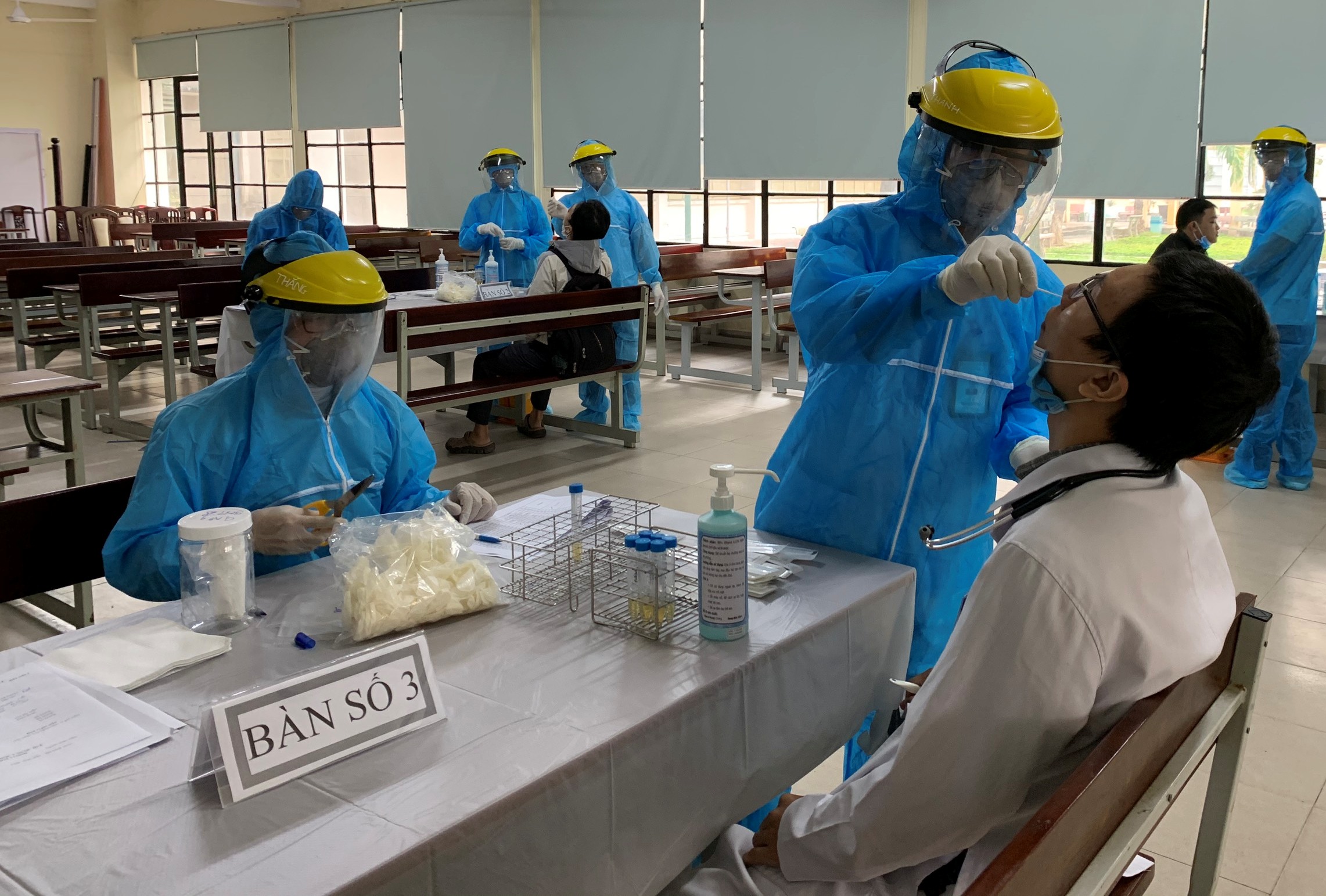 Lấy mẫu xét nghiệm PCR COVID-19 cho gần 200 học viên bác sĩ nội trú