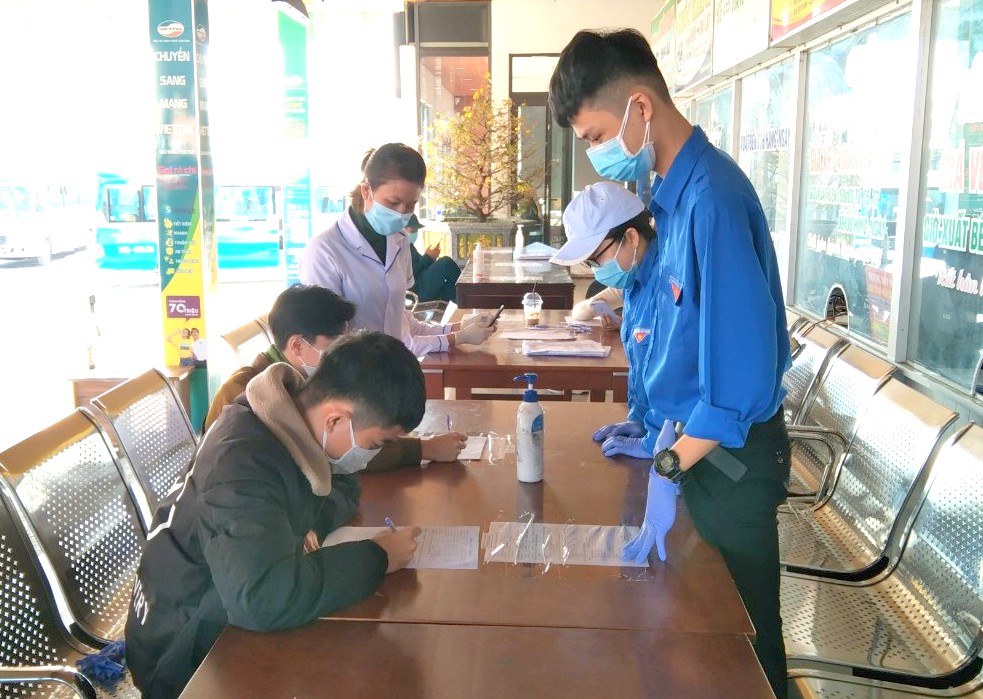 Hơn 300 tình nguyện viên ĐH Huế hỗ trợ các chốt phòng, chống dịch