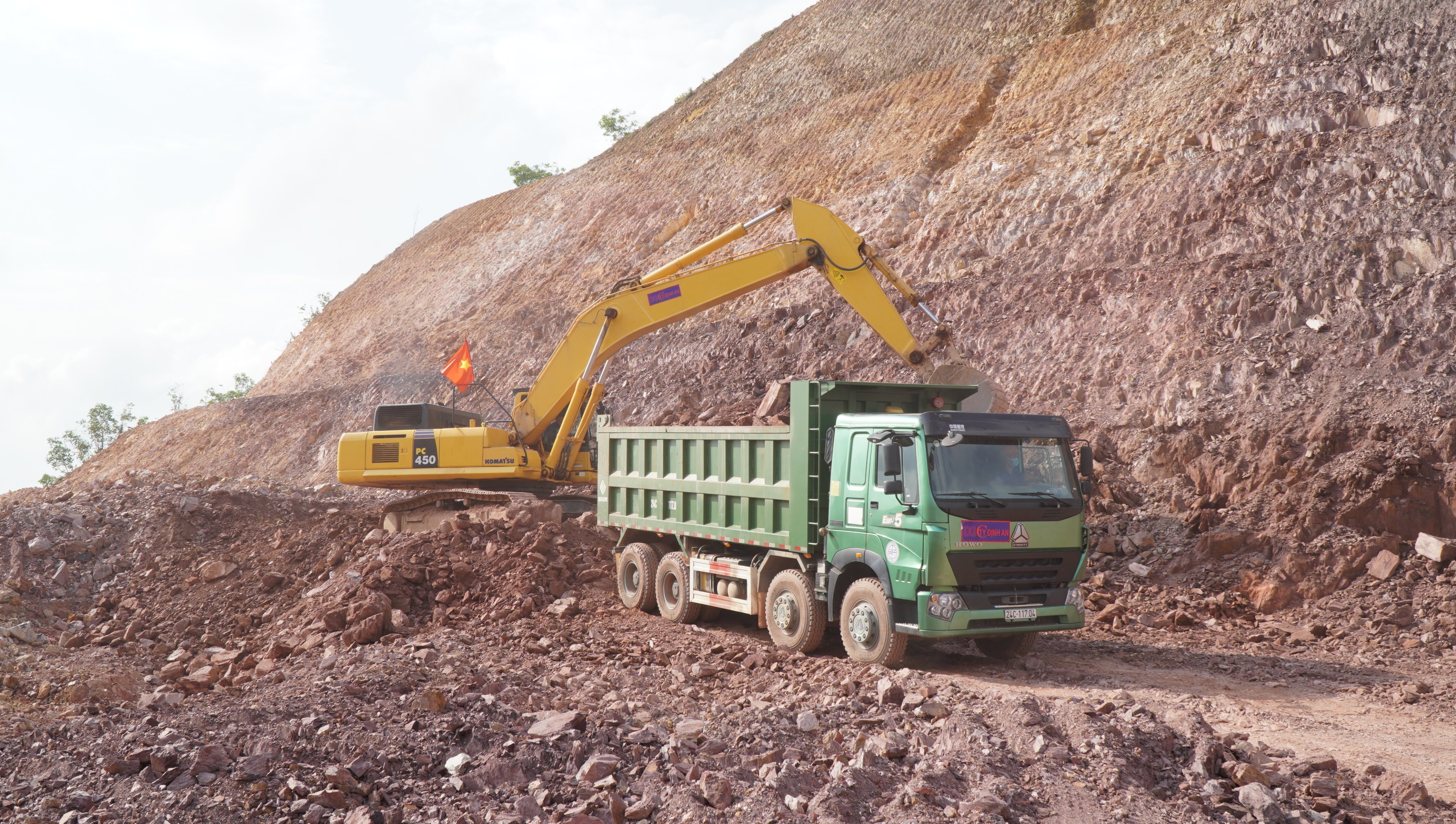 Phải đảm bảo tiến độ thi công cao tốc Cam Lộ - La Sơn