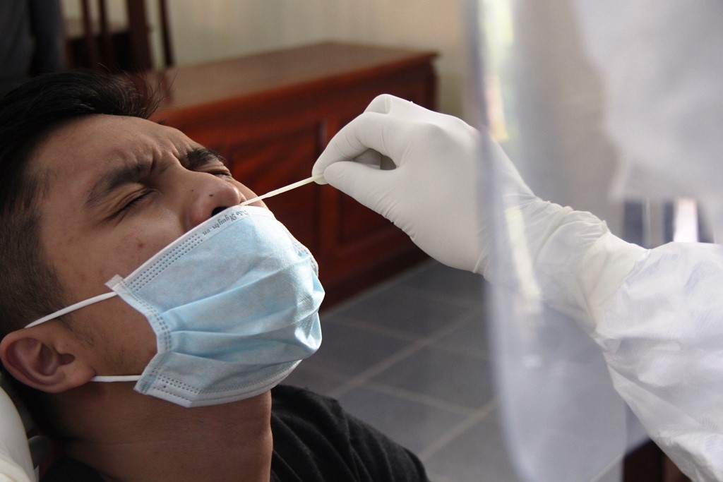 Xét nghiệm COVID-19 cho hơn 350 thanh niên chuẩn bị nhập ngũ