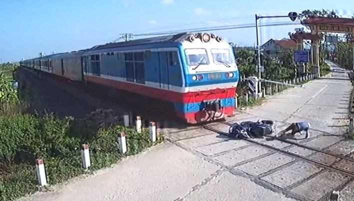 Va vào gác chắn tự động, người đàn ông thoát chết hy hữu