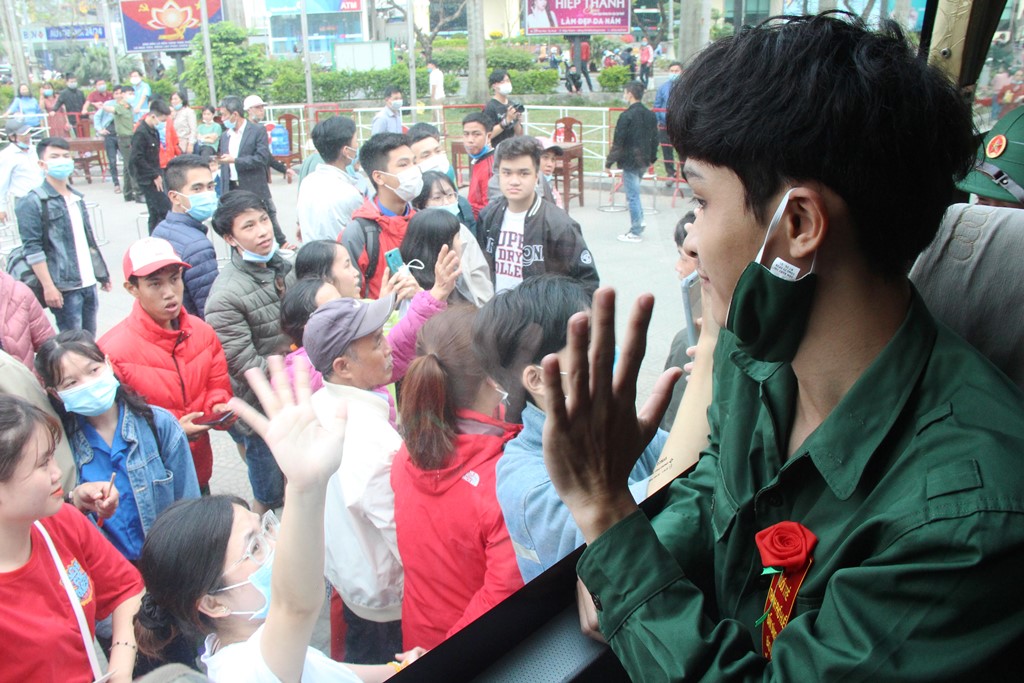 Hơn 1 400 thanh niên lên đường nhập ngũ
