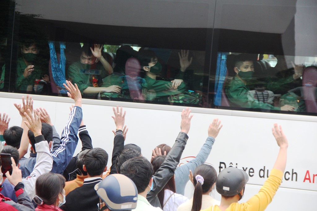 Khoảnh khắc thanh niên lên đường nhập ngũ