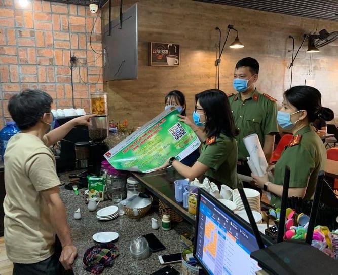 Dán 100 tờ thông báo tuyên truyền về phòng, chống dịch COVID-19