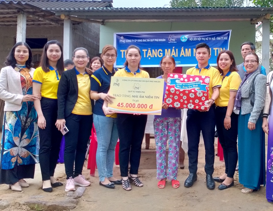 Bàn giao “Mái ấm niềm tin” cho phụ nữ nghèo