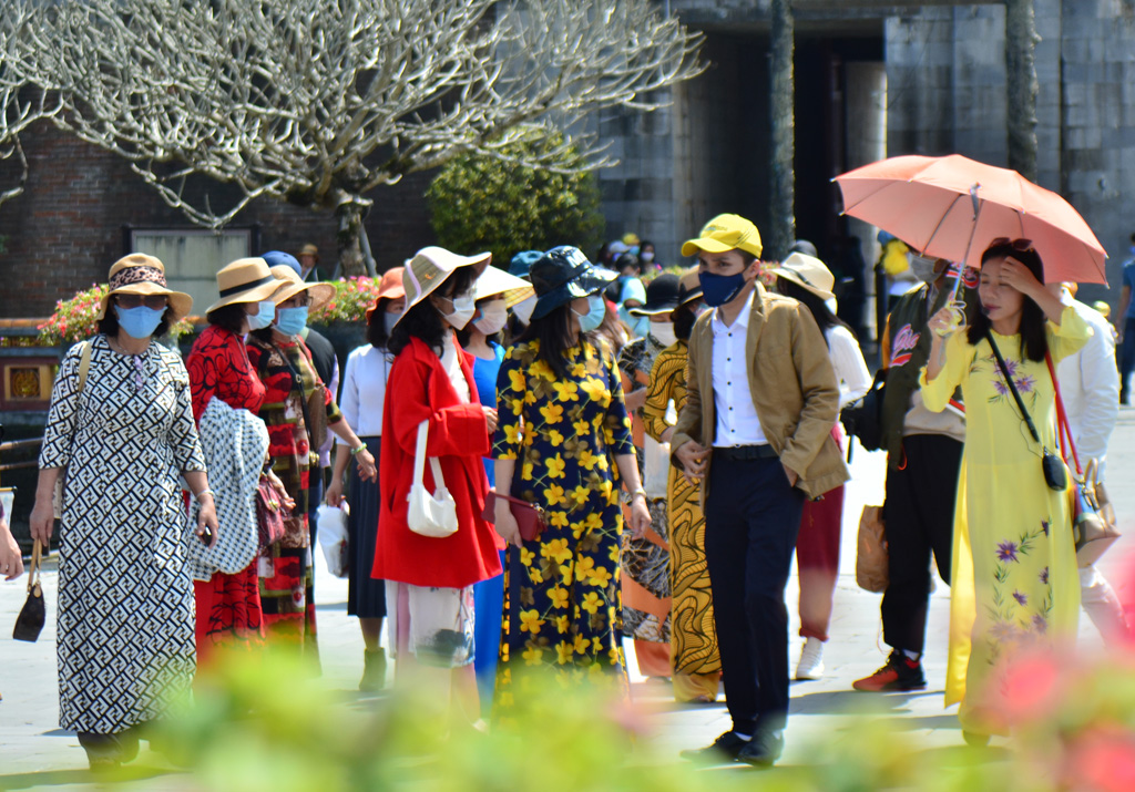 Mặc áo dài đi thăm di tích