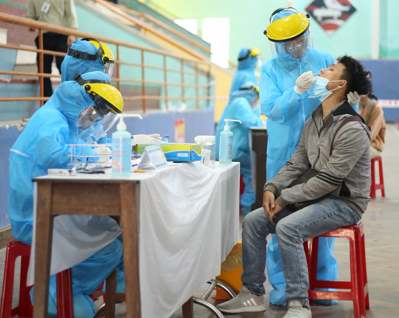 Trường đại học Y - Dược xét nghiệm sàng lọc COVID-19 cho tất cả sinh viên ngoại tỉnh