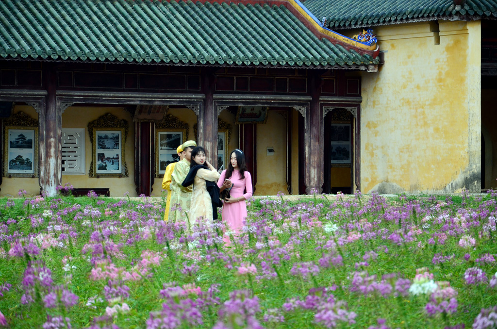 Encouraging everyone to wear traditional ao dai