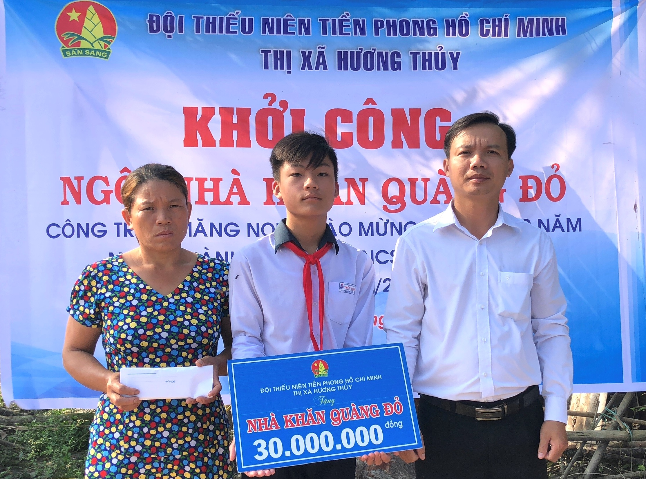 Xây nhà khăn quàng đỏ tặng học sinh nghèo vượt khó