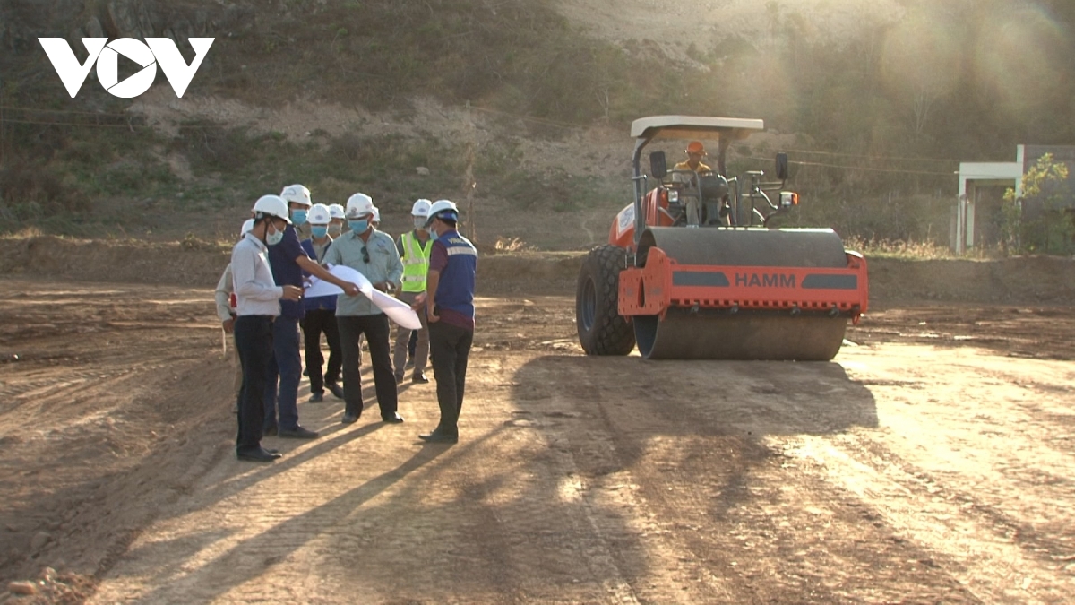 Bộ GTVT “đau đầu” vì nhiều tuyến cao tốc Bắc-Nam không đủ vật liệu thi công