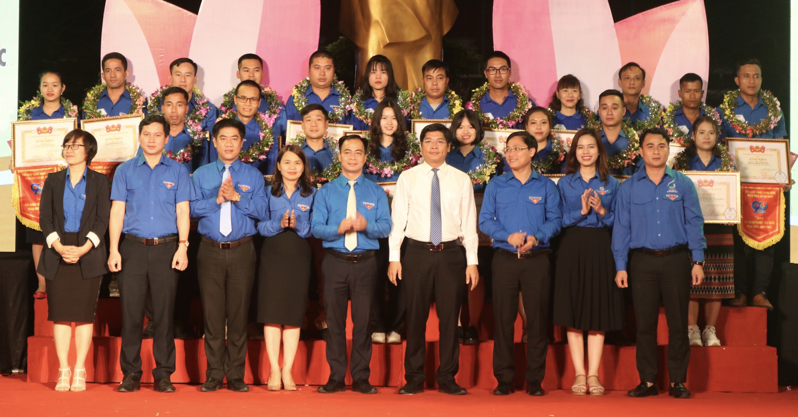 Tuyên dương 12 chi đoàn mạnh và 8 bí thư chi đoàn tiêu biểu