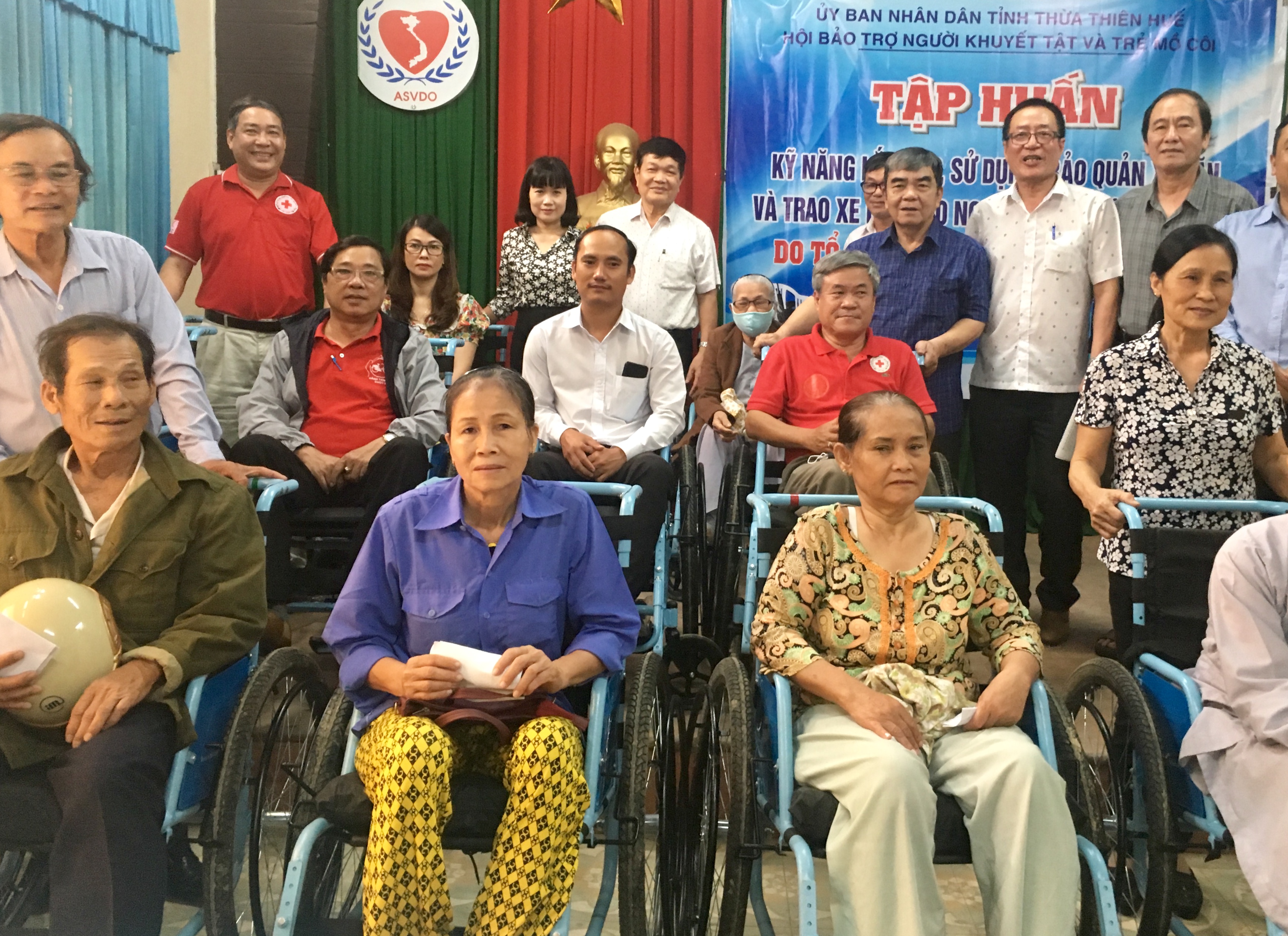 Trao 30 xe lăn cho người khuyết tật