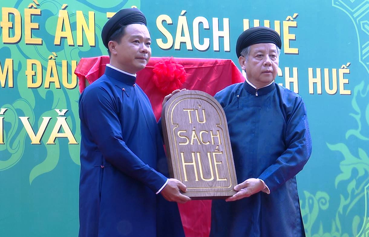 Quà tặng là sách Huế