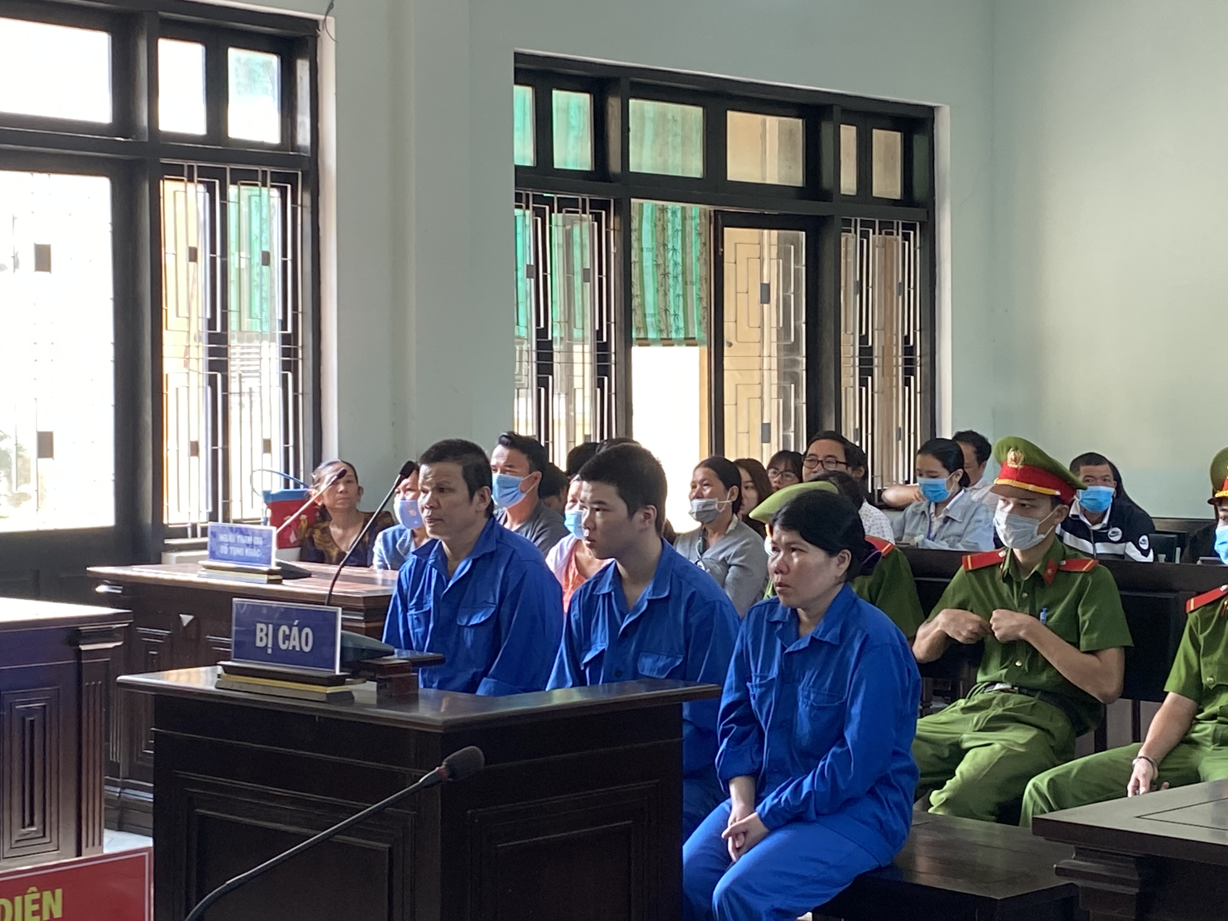 Hoãn phiên tòa xét xử vợ, chồng và con lừa đảo