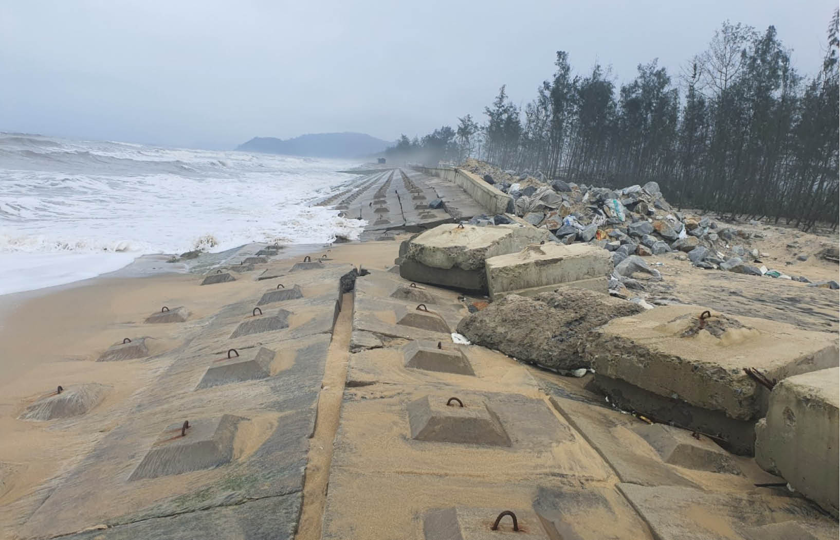 Khắc phục hư hỏng tuyến kè Vinh Hải