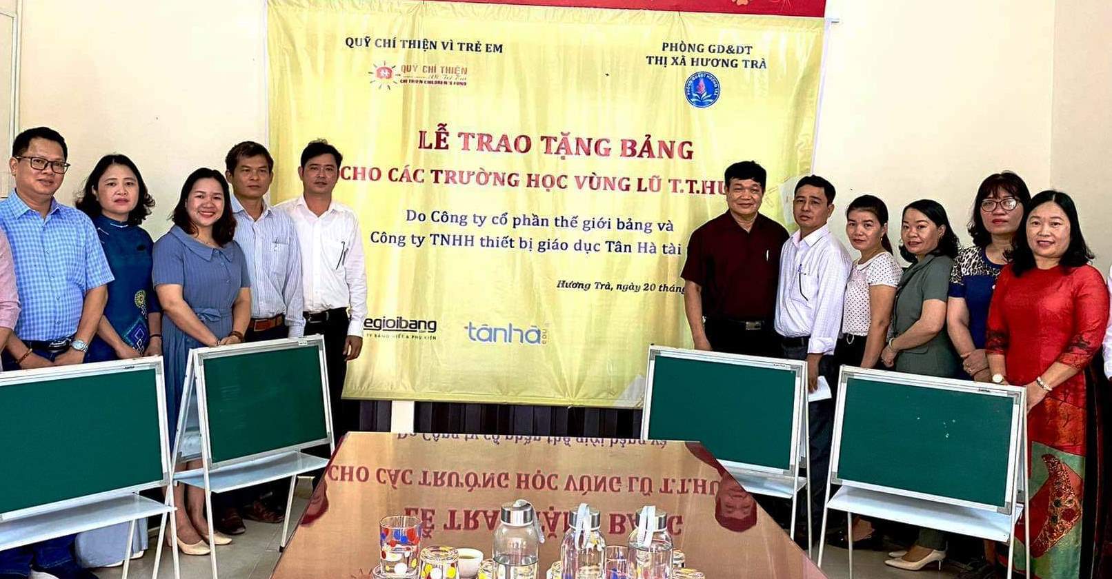 Tặng 88 tấm bảng cho trường học vùng lũ