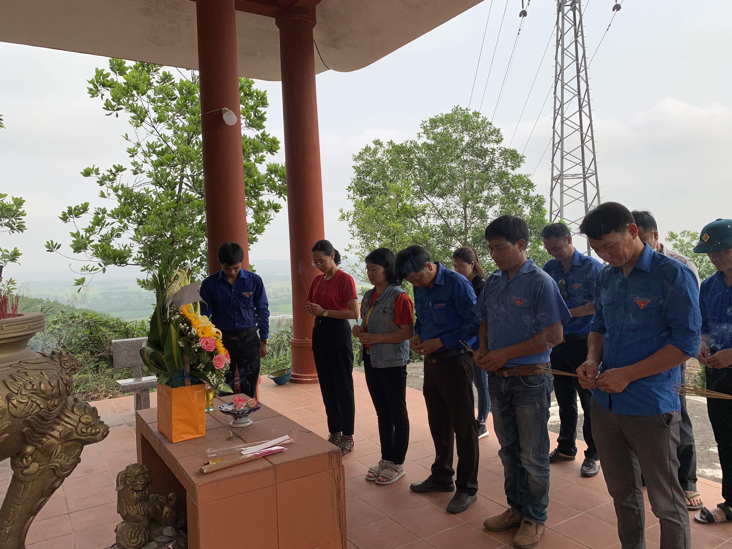 Chi đoàn Báo Thừa Thiên Huế dâng hương tại di tích Dốc Ba Trục