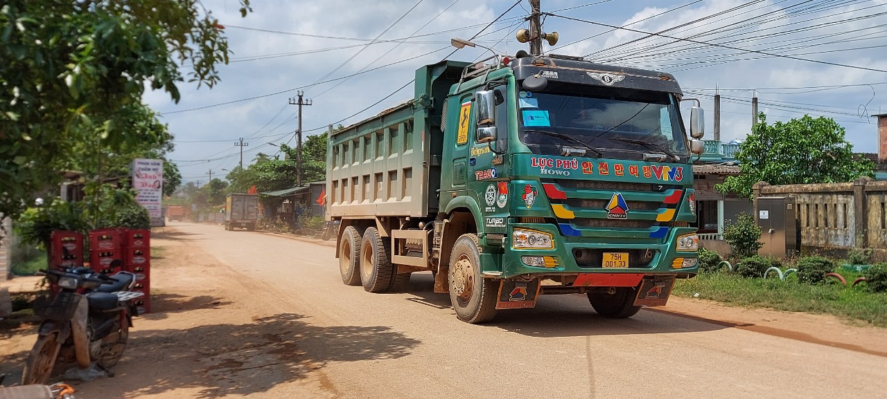 Liên tiếp chặn xe chở đất phục vụ dự án cao tốc Cam Lộ - La Sơn