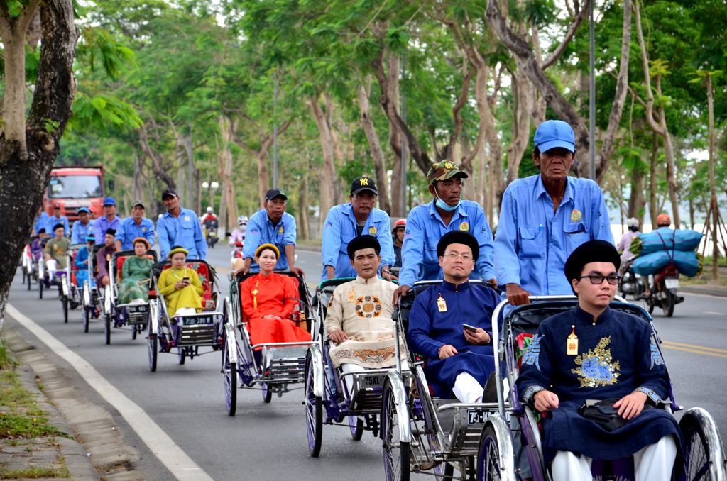 Wearing five-panel Ao dai to visit Hue by Cyclo