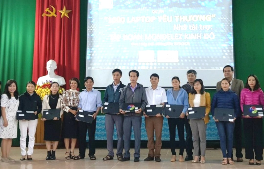 50 laptop yêu thương đến với giáo viên khó khăn