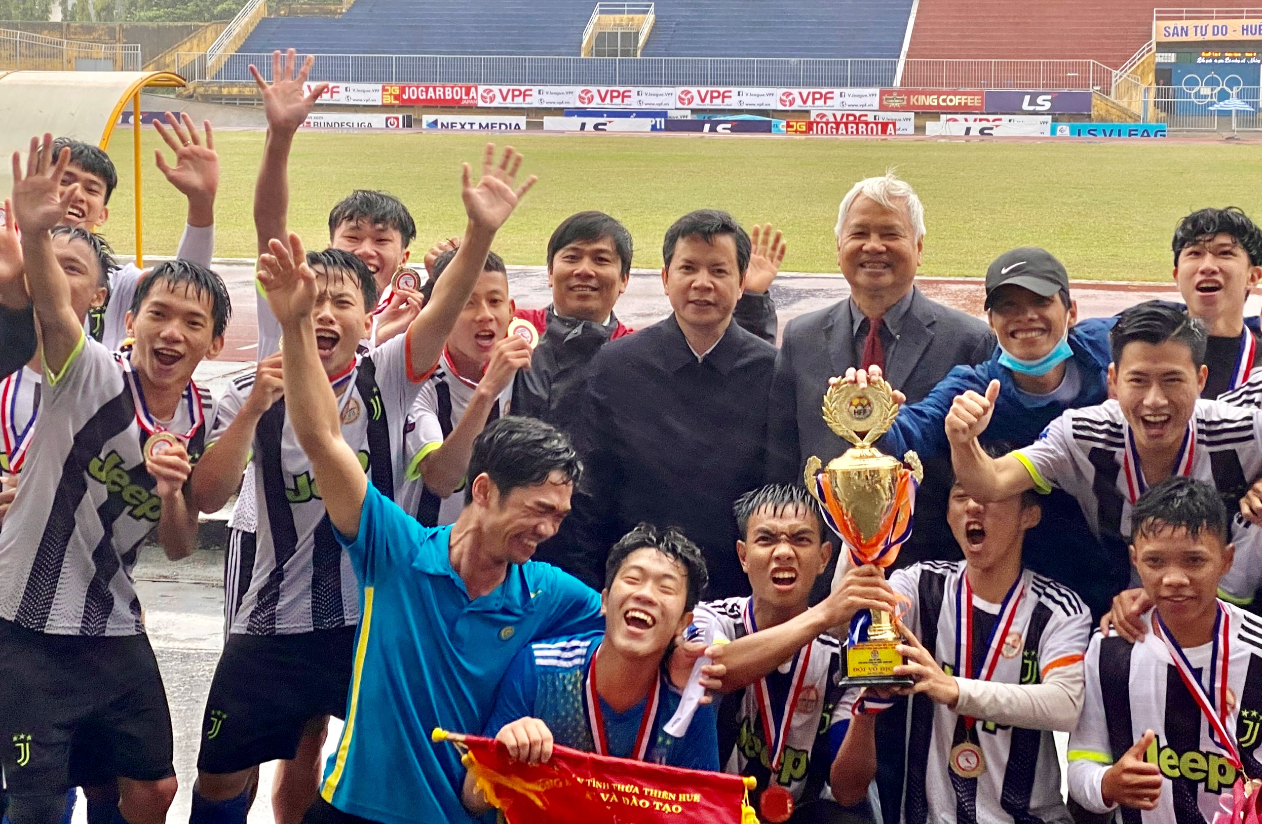 Nam Đông vô địch giải bóng đá học sinh 2021