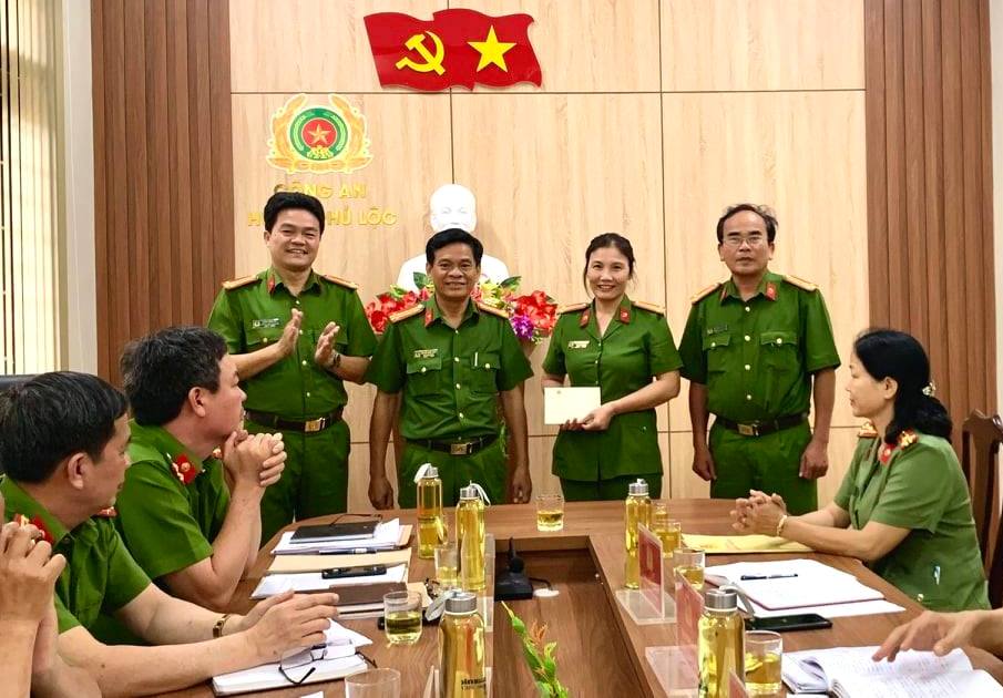 4 đơn vị được khen thưởng trong công tác cấp thẻ căn cước công dân