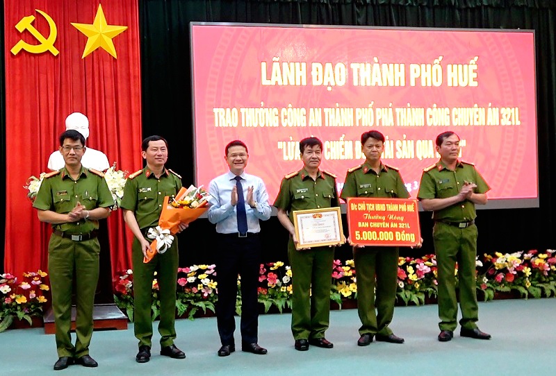 Thưởng nóng Công an TP Huế vì phá chuyên án sử dụng công nghệ cao, lừa đảo chiếm đoạt tài sản