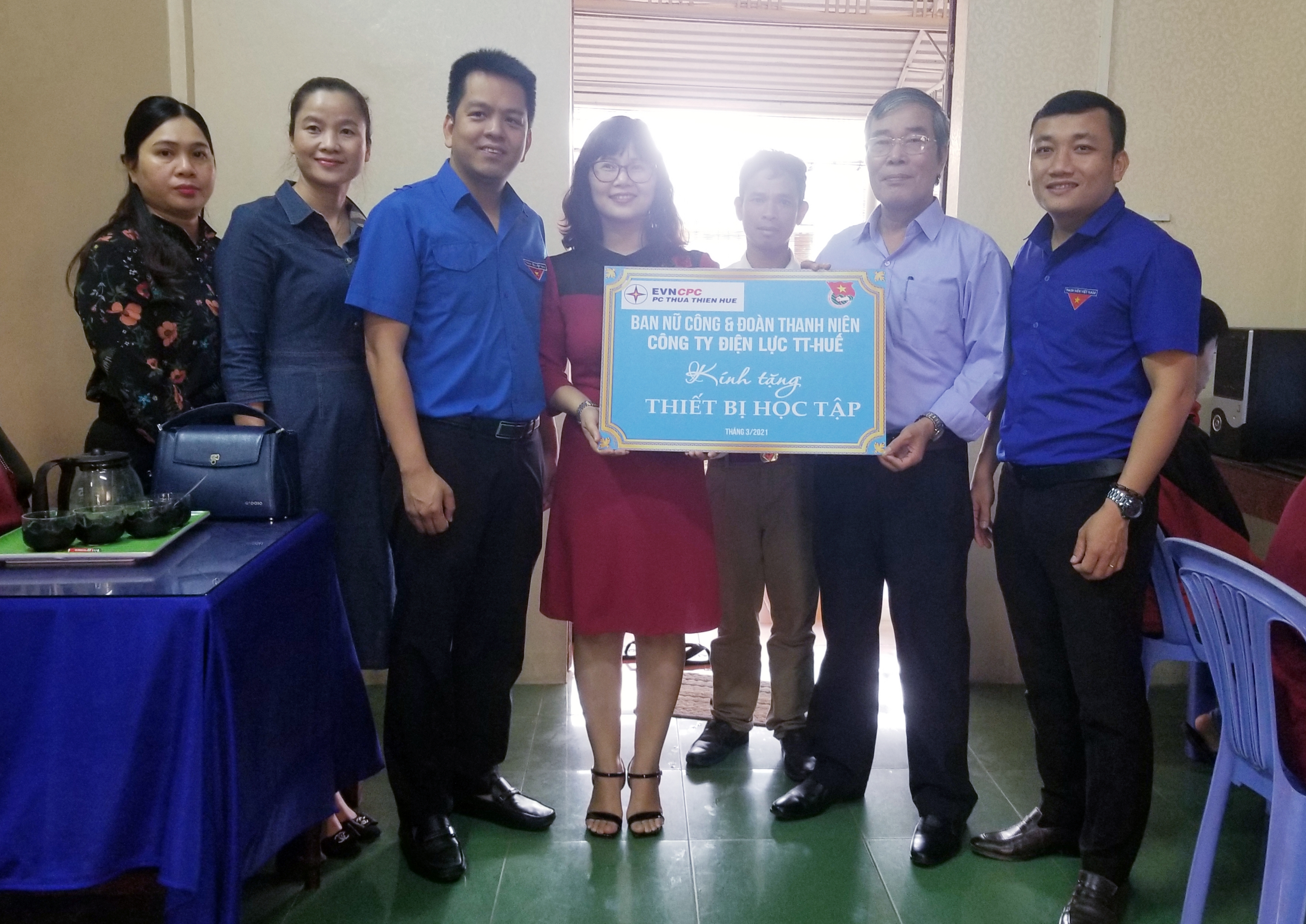 Trao tặng thiết bị học tập cho các trung tâm bảo trợ trẻ em khuyết tật