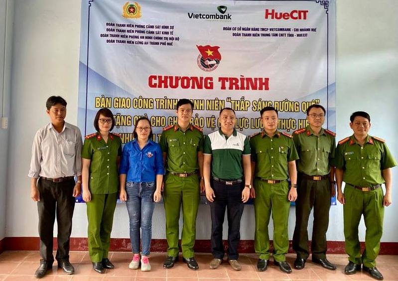 Bàn giao công trình Thắp sáng đường quê ở Phong Xuân