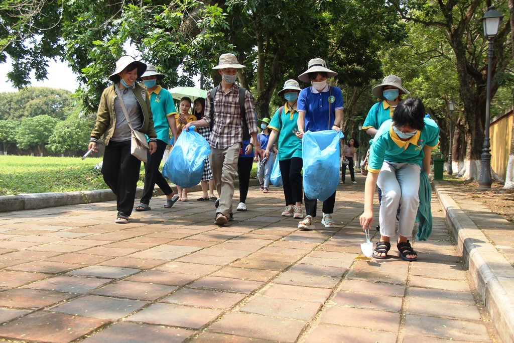 Bạn trẻ nhặt rác, kêu gọi bảo vệ môi trường