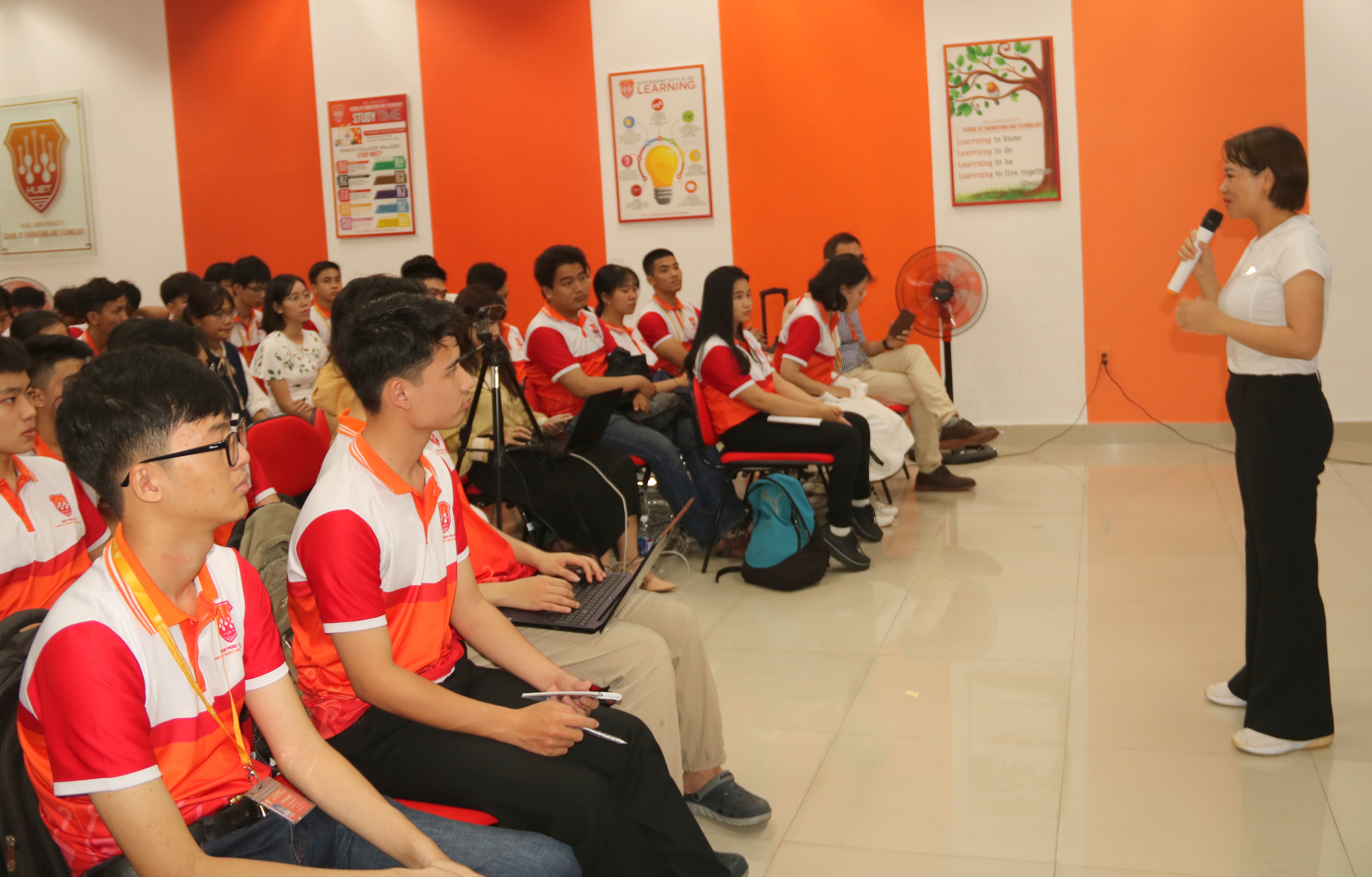 “Nữ hoàng xe đạp Đông Nam Á” khuyên sinh viên Huế mạnh dạn để thành công