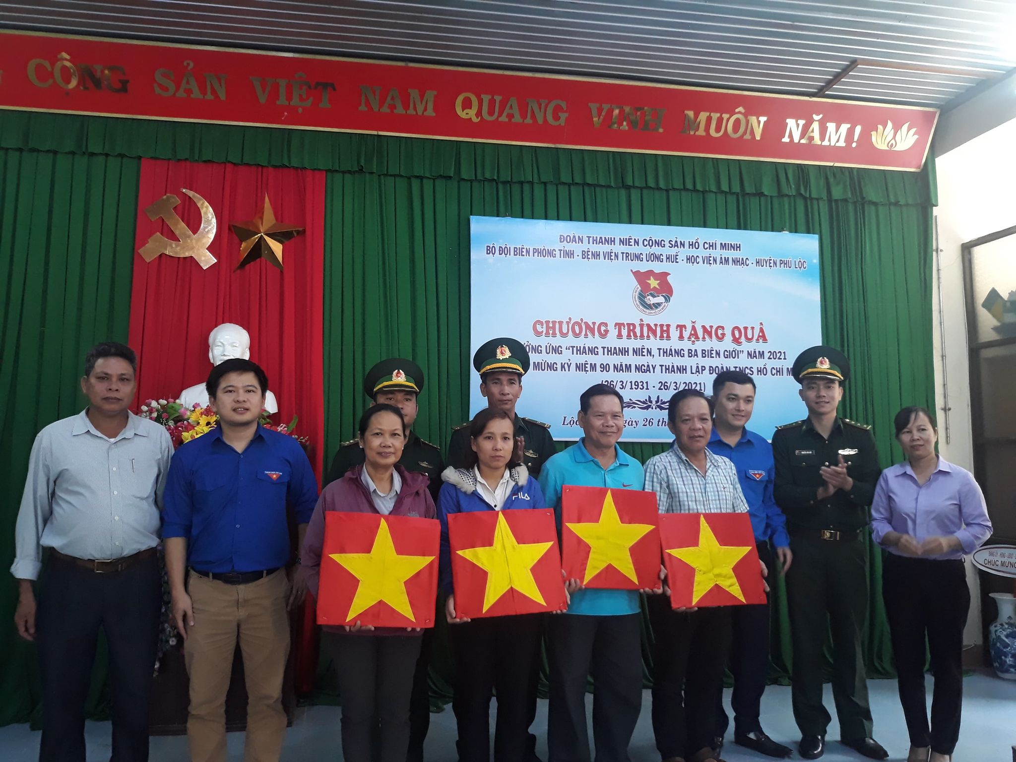 Tặng 20 suất quà và 400 lá cờ Tổ quốc cho người dân Lộc Bình