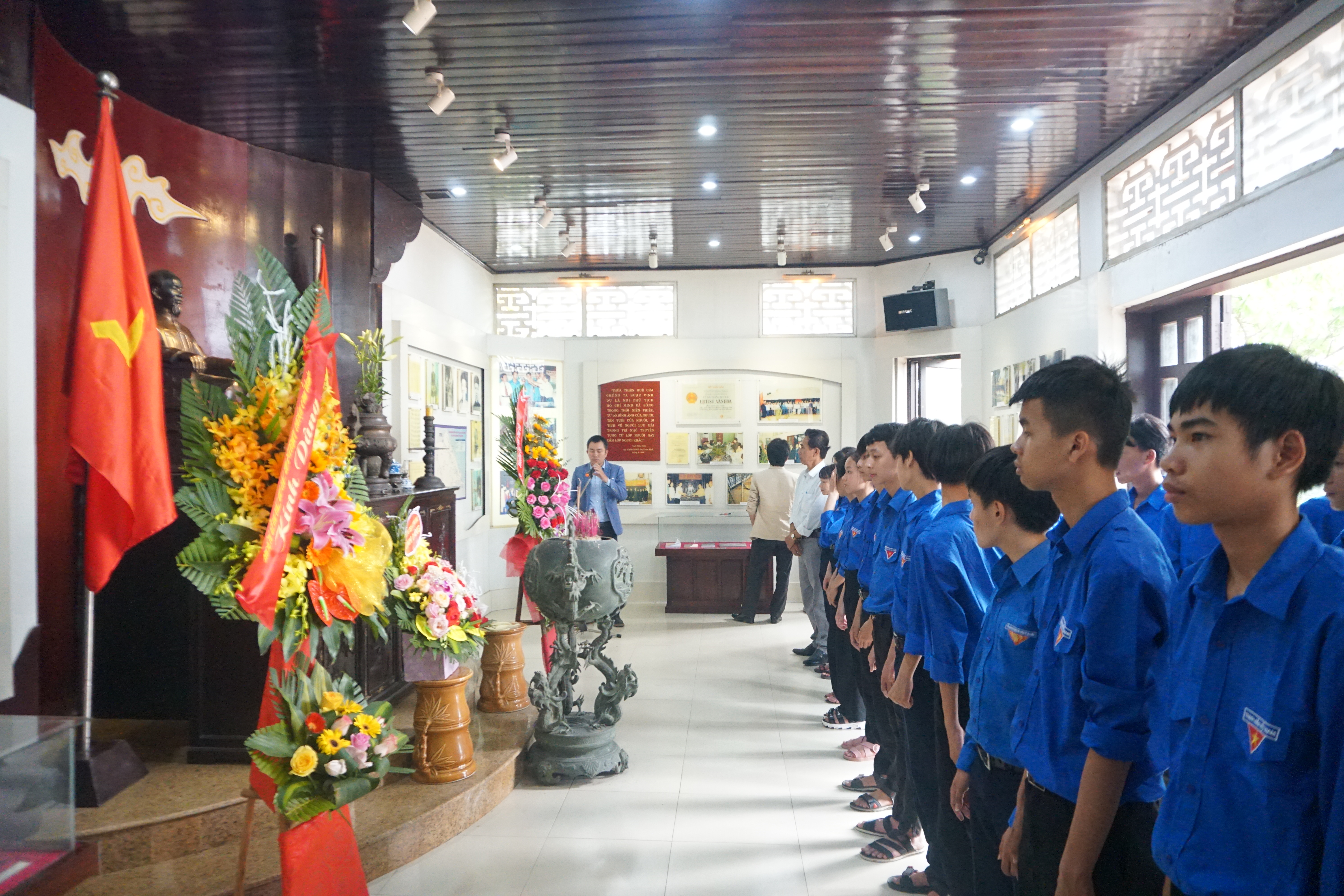 Nhiều đoàn đến dâng hương, báo công với Chủ tịch Hồ Chí Minh dịp 26 3