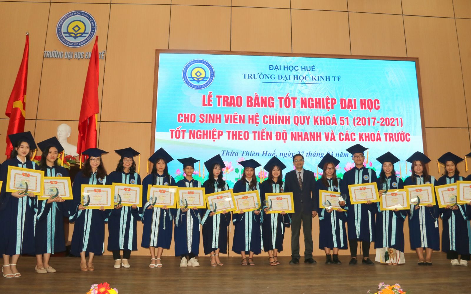 Trường đại học Kinh tế trao bằng cho gần 700 tân thạc sĩ và cử nhân