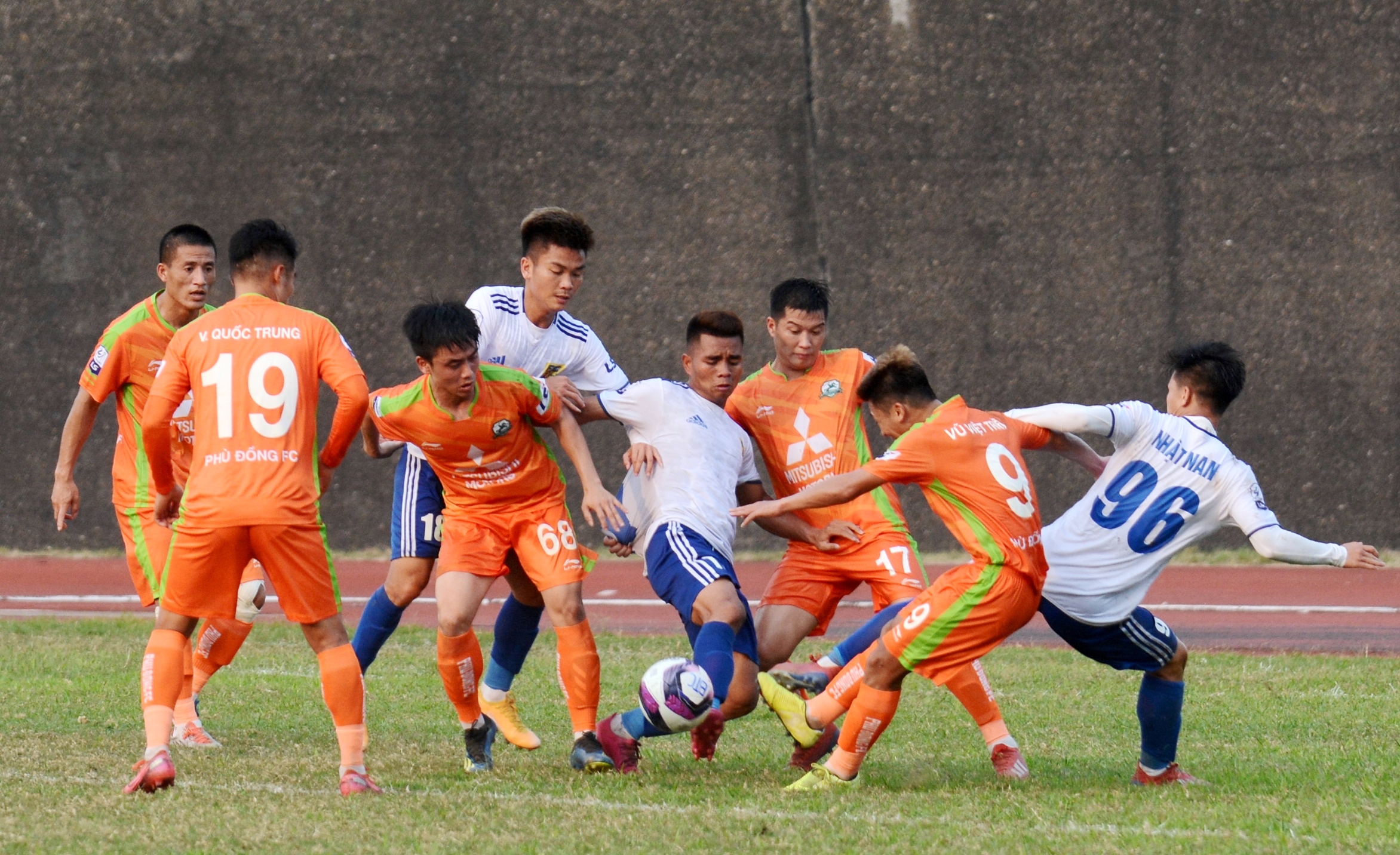 Tuyến giữa thiếu kết dính, CLB Bóng đá Huế chia điểm trên sân nhà