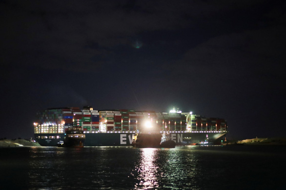 Siêu tàu mắc kẹt tại kênh đào Suez chỉ nhích nhẹ, khó được giải thoát trước ngày 28 3