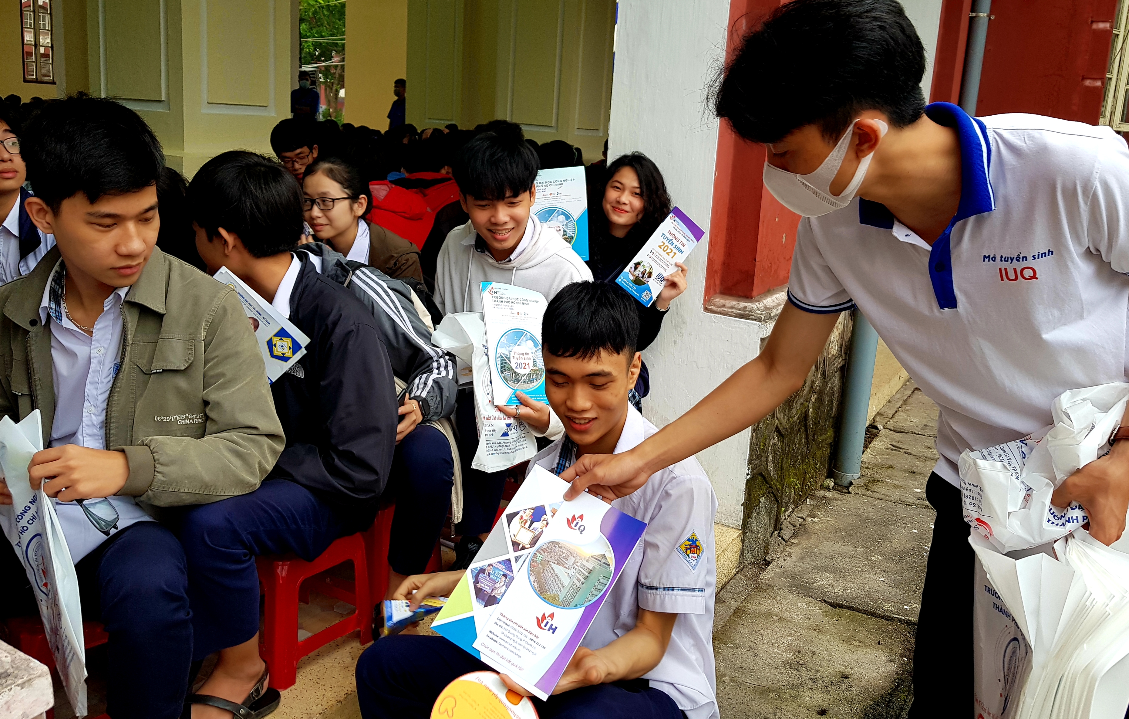 Giải đáp thắc mắc cho học sinh chuẩn bị thi Tốt nghiệp THPT quốc gia