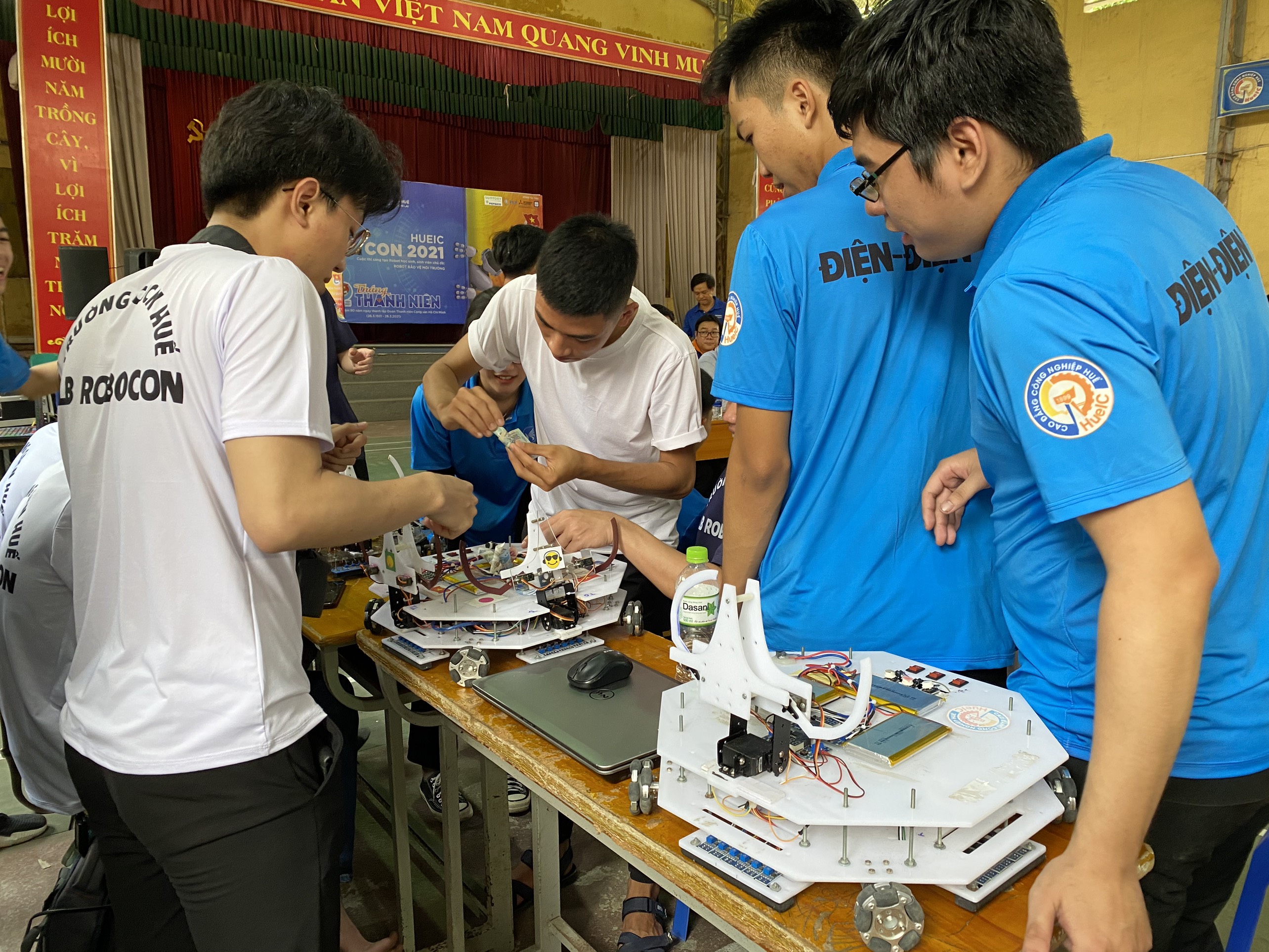 Sôi động cuộc thi Robocon