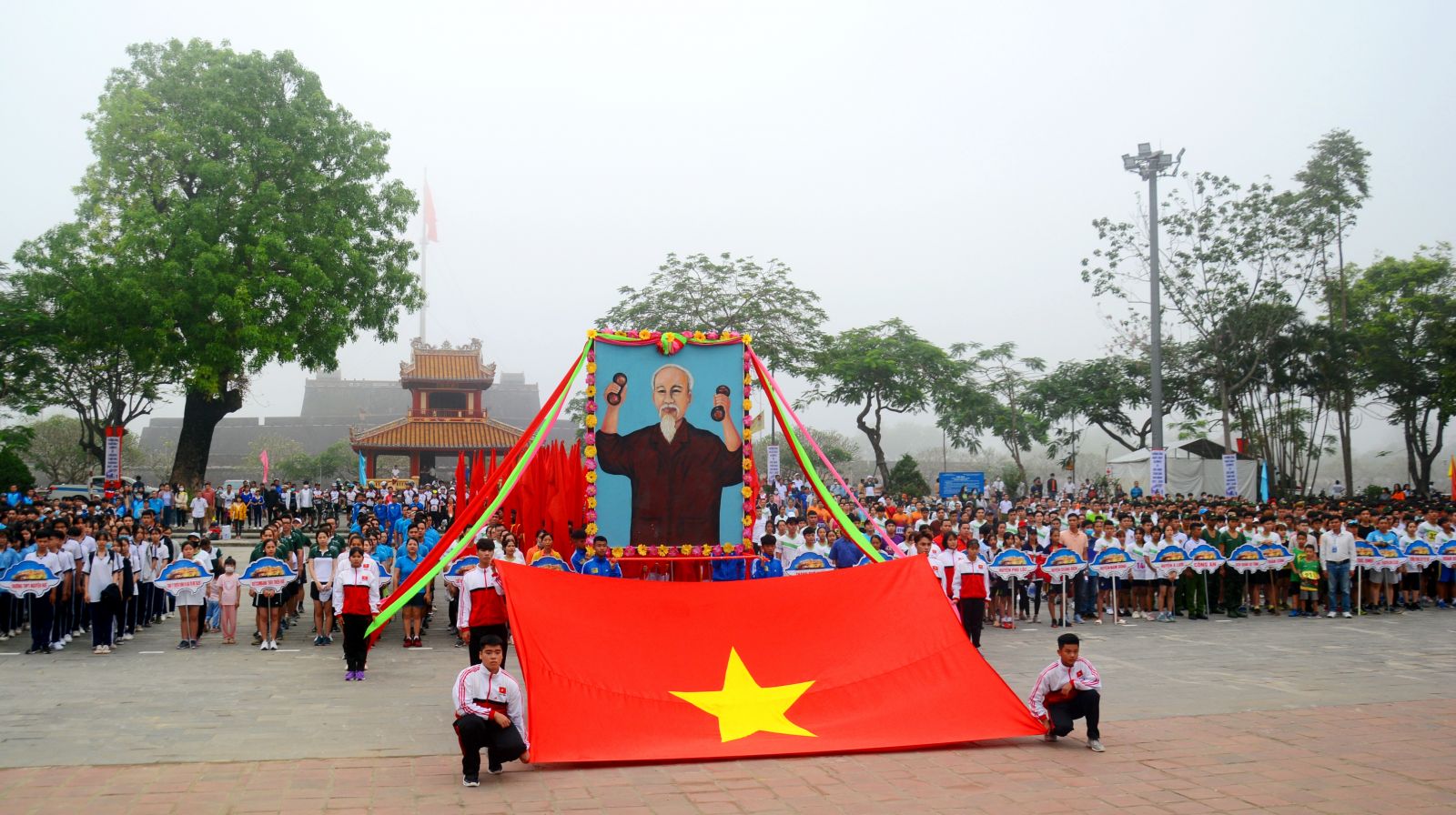 Nearly 2 000 people participating in running race and experiencing the Huong River