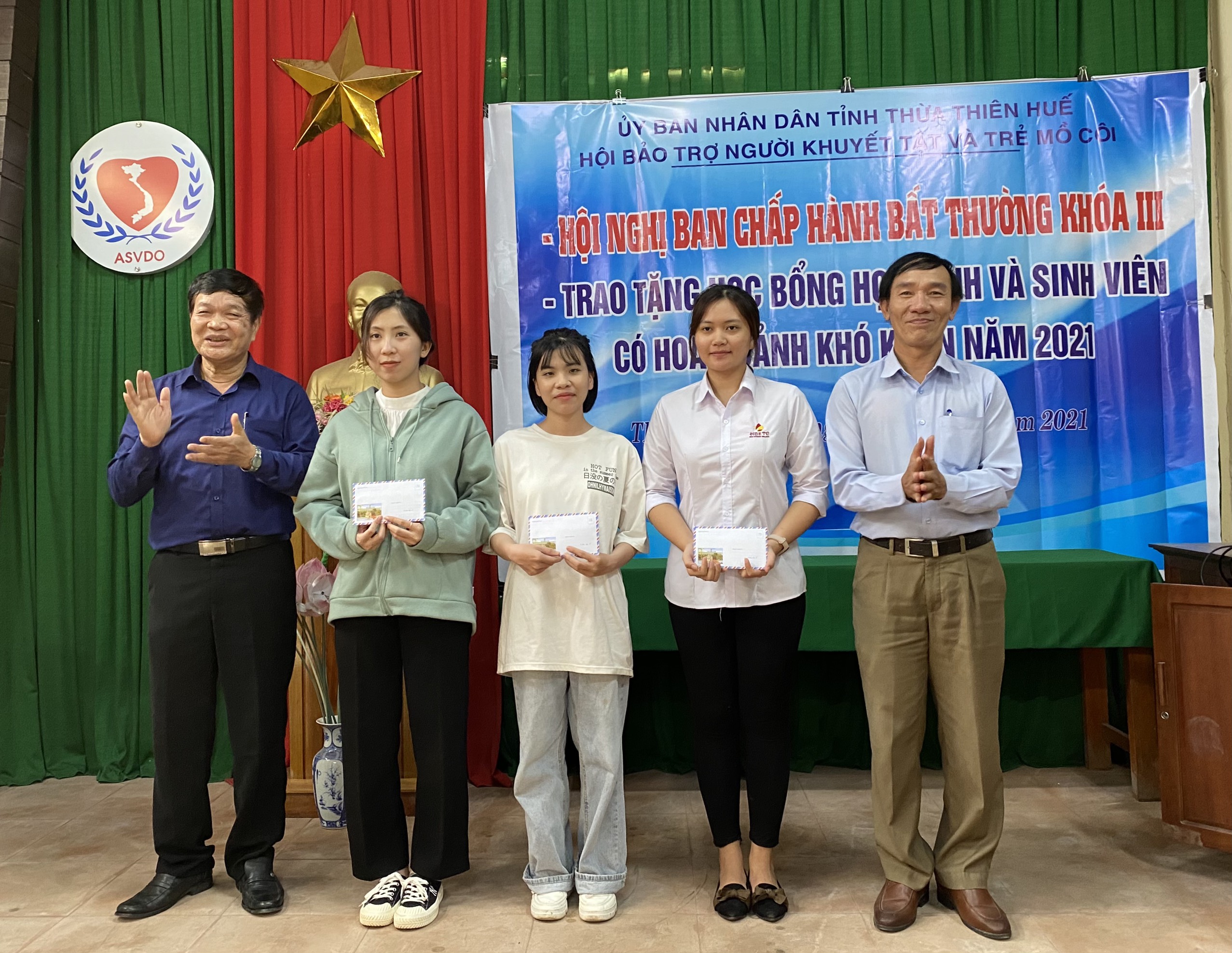 Trao 33 suất học bổng cho học sinh, sinh viên nghèo