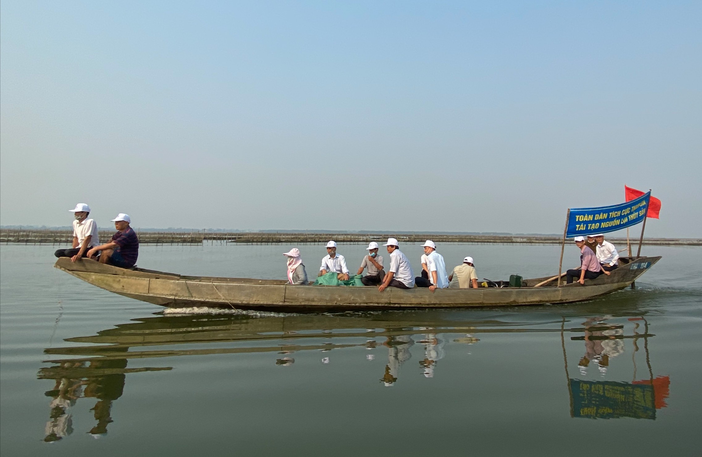 Thả 10 vạn tôm sú và 2 500 cua giống xuống đầm phá Tam Giang