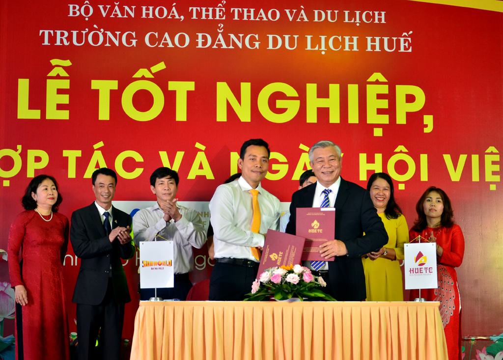 Trường cao đẳng Du lịch Huế trao bằng tốt nghiệp cho 457 sinh viên