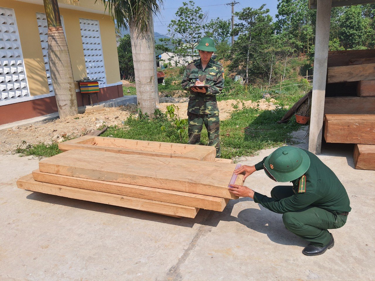 Bắt hai vụ vận chuyển gỗ trái phép trong một ngày