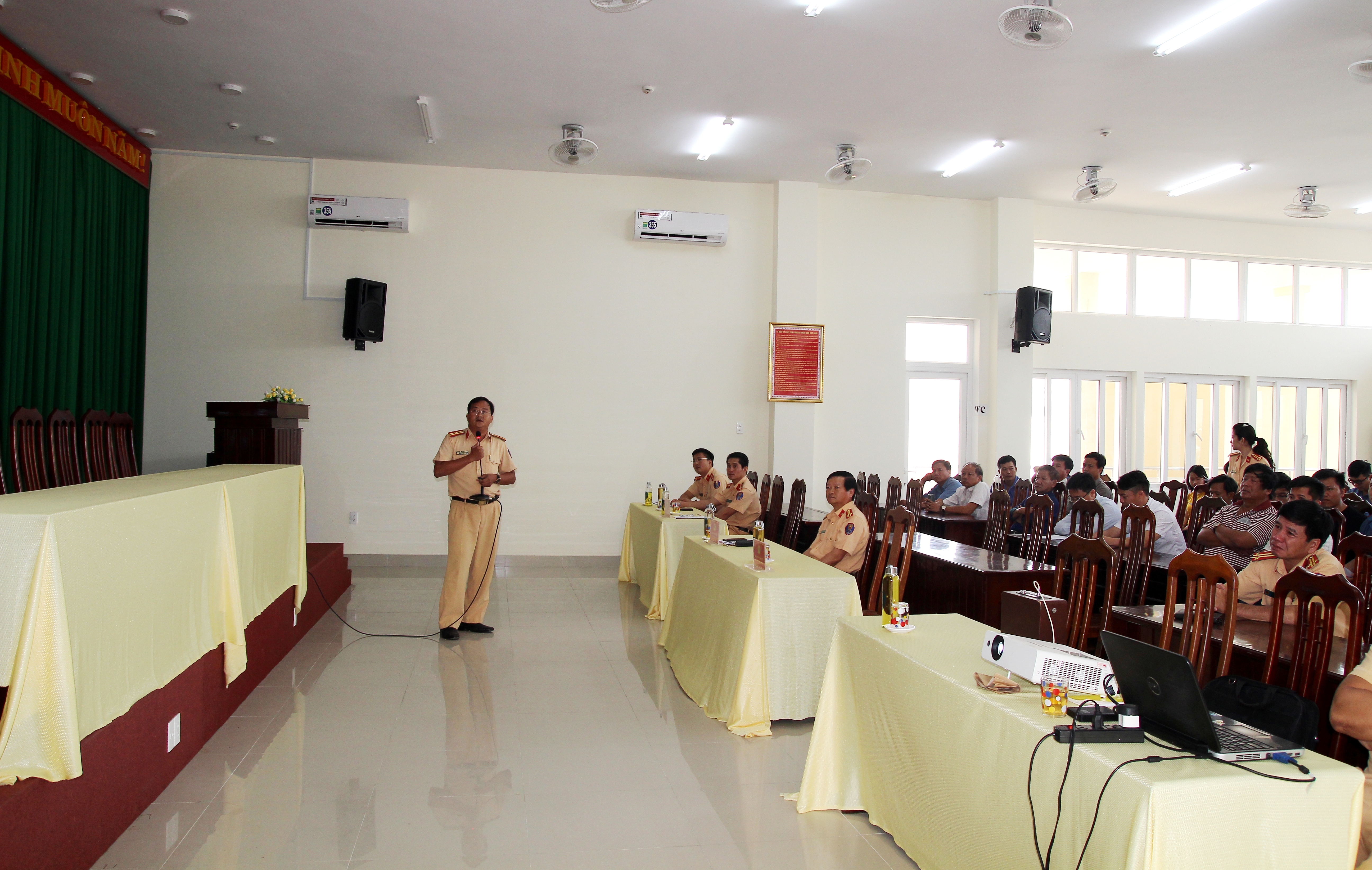 Chủ doanh nghiệp vận tải cam kết không cơi nới thùng xe ô tô để chở hàng hóa